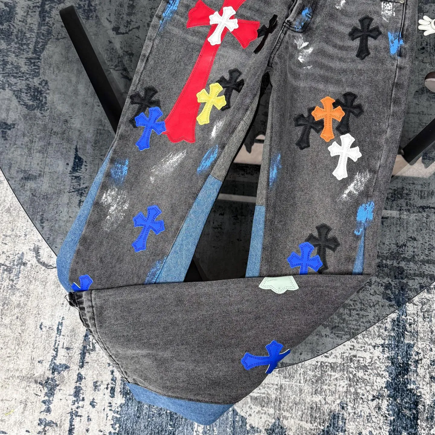 P280 GALLERY DEPT & Chrome Hearts Co-branded colorful leather cross loose washed flared jeans that truly restore the ultimate vintage texture. The original hardware and accessories are washed and other elevators. The QR code analysis is all purchased from the original factory. The degree of restoration is high. You are welcome to compare the products~ Three-dimensional version is loose and comfortable without being too picky about the figure. It looks taller and slimmer. Factory Seiko. Original factory quality control. Same style for men and women. Can be matched with couples. Versatile recommendation. Must-have jeans D332 for all seasons. Trendy people have been disappointed. From the quality selection of fabrics, the tailoring of details, and the matching of patterns, everything is impeccable! The upper body is so handsome when worn...it can be easily worn by men, women and children! The craftsmanship is made of heavy-duty washed pure cotton denim fabric. After washing, it is soft and thick and looks very stylish when worn. Size: 28/30/32/34/36 Waist: 70/75/80/85/90 Knee: 44.5/46/47.5/49/50.5 Pants length: 102/104/106/108/110